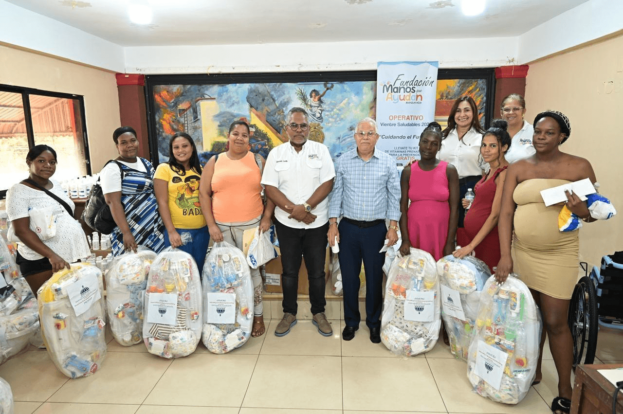 Futuras madres beneficiadas junto al equipo de la Fundación Manos Que Ayudan en la culminación de las Jornadas Vientre Saludable 2026