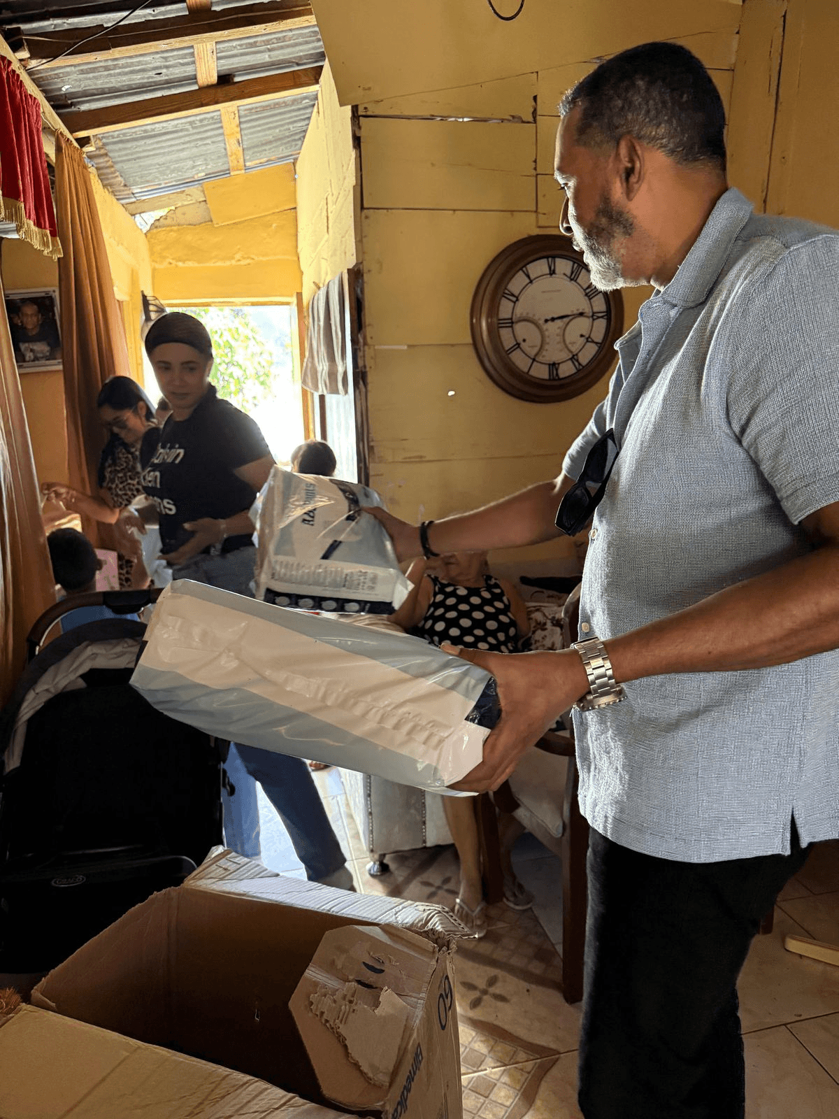 Entrega de apoyo en una vivienda durante una jornada comunitaria